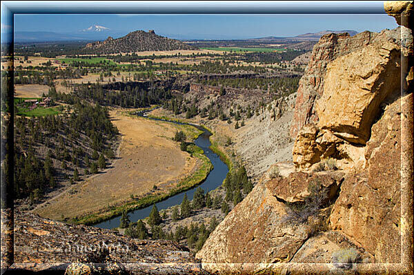 Smith Rock Park, von unserem erhöhten Standort schauen wir auf das Crooked River Valley hinab
