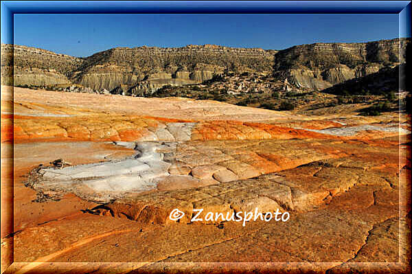 Yellow Rock, die farbigen Bereiche des Rock lassen unseren Blick auf die braunen Wände Gegenüber fallen