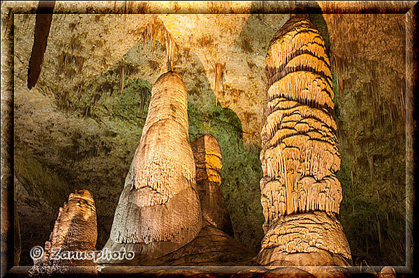 Carlsbad Caverns, dicke hohe Stalagmiten recken sich in die Höhe hinauf