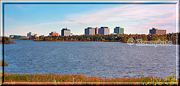 Blick über den Grossen Sklavensee auf die City of Yellowknife