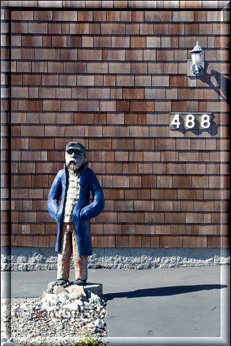 Bandon Beach, ein aus Holz gefertigter Küstenbewohner steht auf einem Baumstumpf