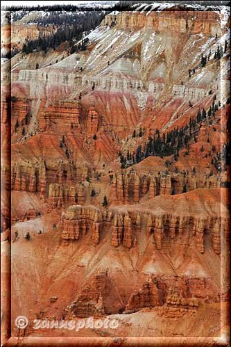 Cedar Breaks, wie im Bryce Canyon ohne Schnee aber mit weissen Spitzen