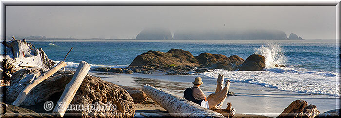Rialto Beach, meine Begleitung sitzt am Ufer und genießt den Nachmittag