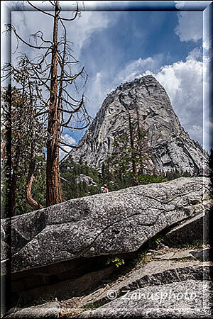 Yosemite Park, oberhalb des Vernal Falls sehen wir weitere hohe Felstürme stehen