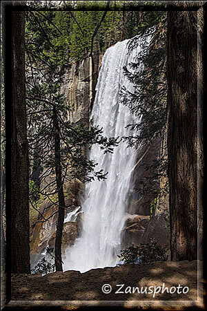 Yosemite Park, auf dem Rückweg sehen wir noch einmal auf das tosende Wasser des Vernal Falls