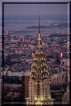 New York City - Empire State Building, das Crysler Building beginnt in der DĂ€mmerung zu leuchten