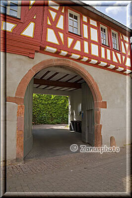 Gross-Umstadt, ein offenes Torhaus in der Curtigasse