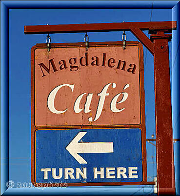 Magdalena, Hinweisschild auf den im Ort befindlichen Cafeshop