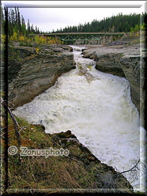 Mackenzie Highway, hier schauen wir auf den Trout River mit der Brücke und den Falls