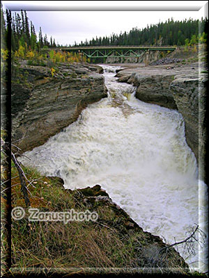 Trout River mit Bridge und Falls