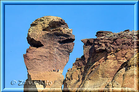 Smith Rock Park, an diesem "Gesicht" tummeln sich mehrere Kletterer um auf dem Kopf hinauf zu gelangen