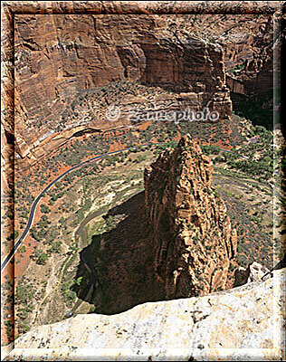 Angels Landing, über eine Felsspitze im Vordergrund schweift unser Blick nach rechts ins Tal
