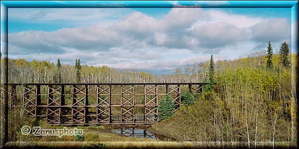 Holzbrücke einer alten Eisenbahnstrecke
