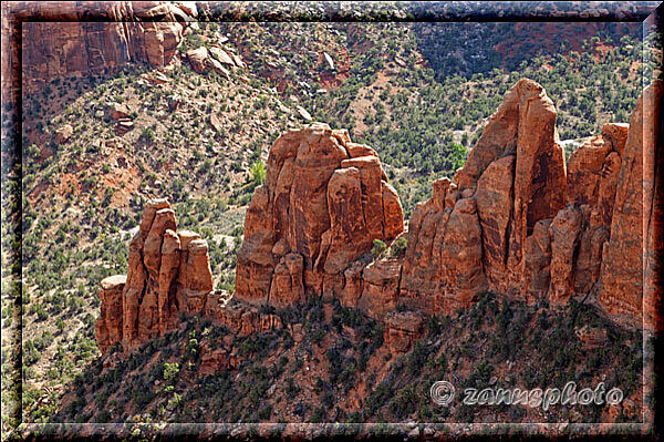 Colorado National Monument, eine gezackte Felswand führt zum niedrigeren Canyon hinab