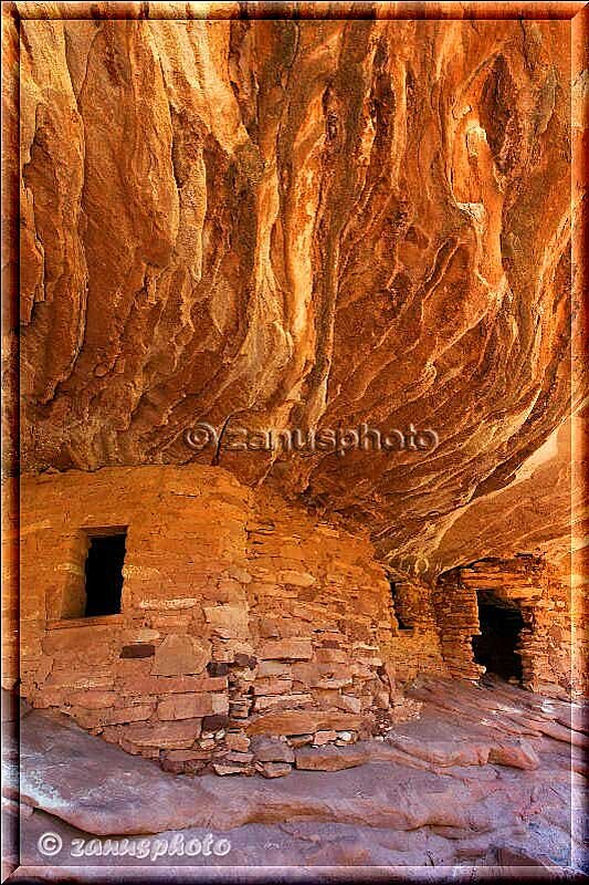 Cedar Mesa Ruins, das House of Fire wo wir Fensteröffnungen und den Eingang sehen