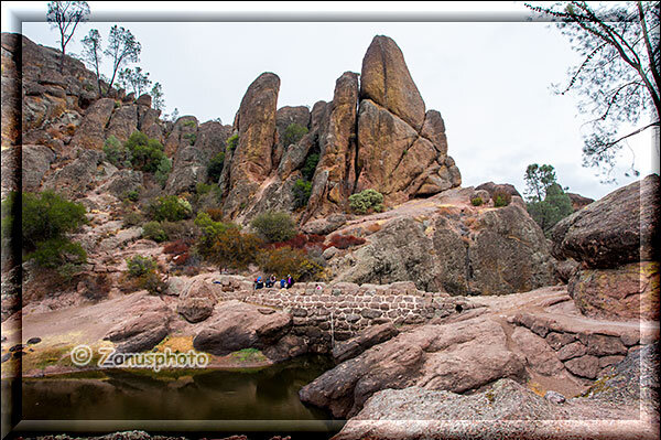 Pinnacles National Park, das Bear Gulch Reservoir liegt direkt vor einem Monolith