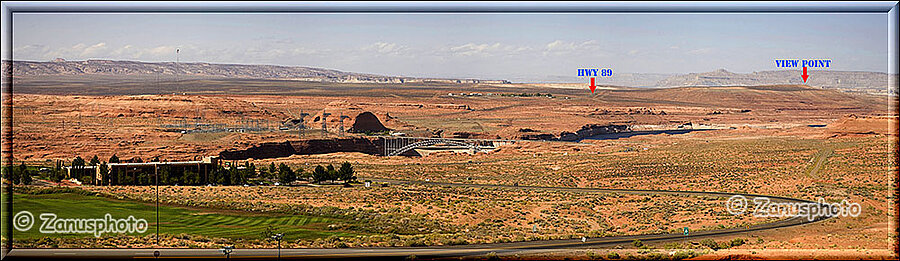 Panoramablick von Page zum Glenn Canyon Dam, dem Highway 89 und den Aussichtspunkt auf den View Point von dem man eine sehr gute Sicht auf den Lake Powell und die Weahwap Marina mit den vielen Booten hat