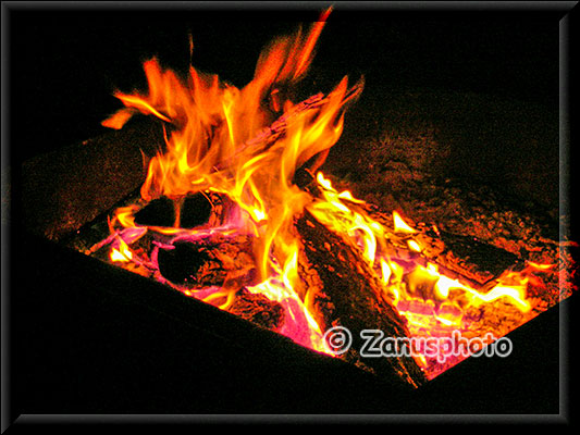 Rot glĂĽhendes Lagerfeuer