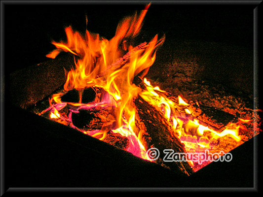 Rot glühendes Lagerfeuer