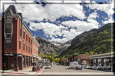 Telluride, von der Main Street aus fällt unser Blick direkt auf die Ophir Mountains und den Bridal Veil Fall