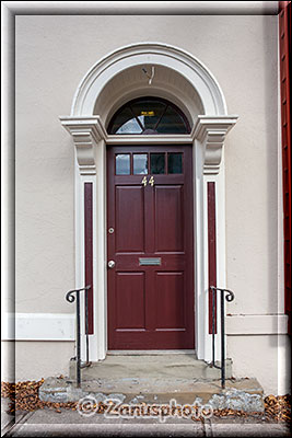 HaustĂĽre in rot mit Bogen darĂĽber