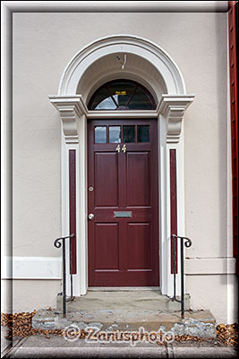 Haustüre in rot mit Bogen darüber