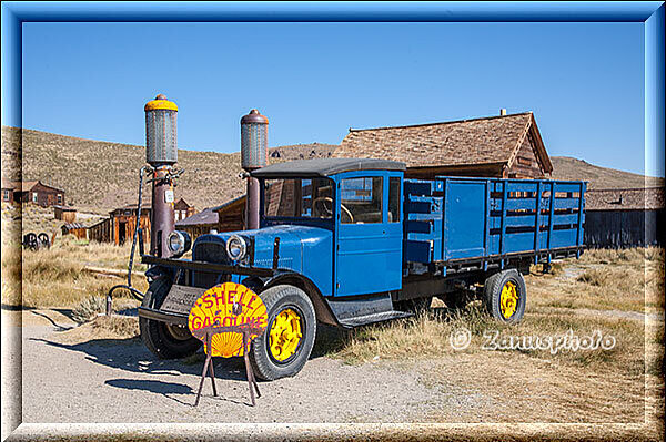 Bodie Ghosttown mit Tankstelle und Truck