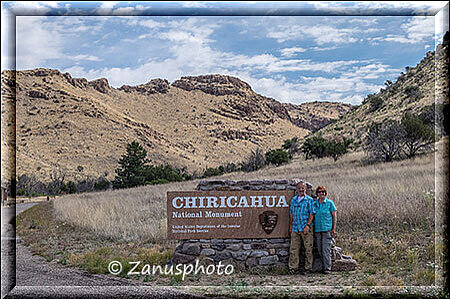 Chiricahua, wir stehen beide am Eingangsschild des National Parks