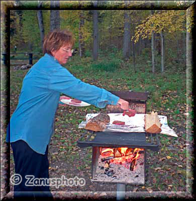 Frau am Grill mit Steaks