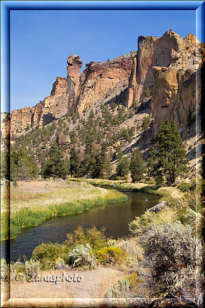 Smith Rock Park, der Monkey Face steht gerade in den Himmel und reizt natürlich Kletterer auf ihn hinauf zu steigen