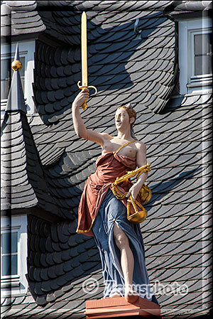 Gross-Umstadt, Justitia mit einem Schwert auf dem Dach des Rathauses