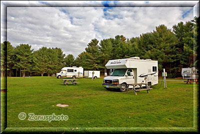 Camper auf grĂĽnem Rasen