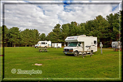 Camper auf grünem Rasen