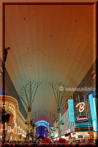 Old Town Las Vegas, über uns das Dach der Laser- und Sound Show