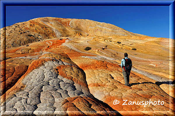 Yellow Rock, meine Begleiterin läuft direkt vor mir Richtung einer Pyramide