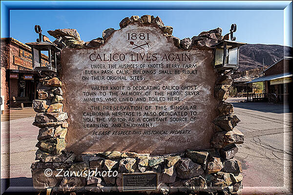 Calico Ghosttown, die Geschichte der Town steht auf dieser Steintafel geradezum lesen vor uns