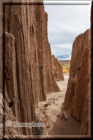 Cathedral Gorge, Blick aus einem engen Trail zurück auf den Anmarschweg