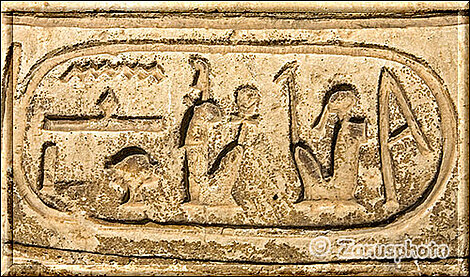 Hieroglyphen an einer Brunnenwand