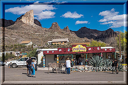 Oatman, nahe dem Ortseingang sehen wir weiter oben schön Felsgruppen stehen