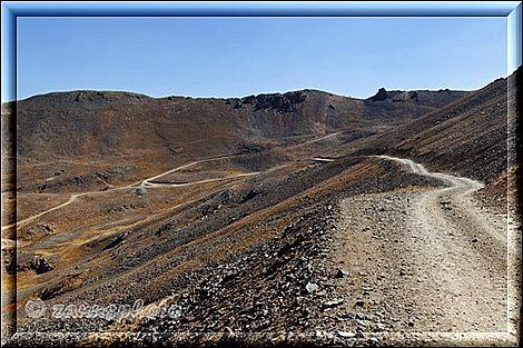 Sicht zum weit entfernten Sattel des California Passes