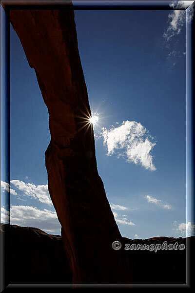 Corona Arch, gegen die Sonne aufgenommen kommt er etwas dunkler zur Ansicht