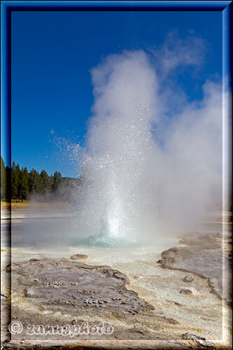 Yellowstone, bald danach kommen wir zum Sawmill Geyser der aber weniger Wasser ausbläst als seine Brüder