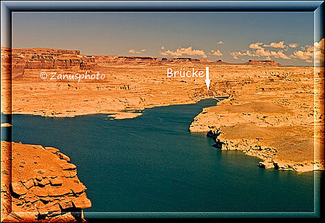 Blick auf den Lake Powell mit der Brücke über die der Highway 95 führt