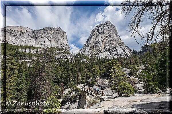 Yosemite Park, über eine Brücke kommen wir tiefer in die Bergwelt hinein