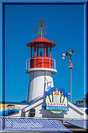 New York City - Coney Island - eine Leuchtturmnachbildung steht an den Food Stores
