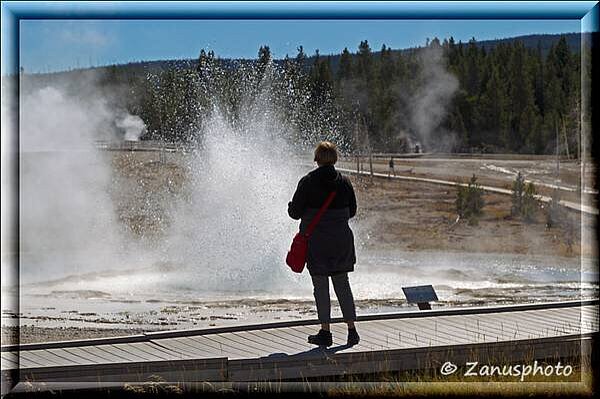Yellowstone, diese Frau steht recht nahe an diesem Geyser, nicht ganz ungefährlich