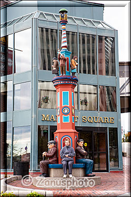 Besucher sitzen an einer Siegessäule