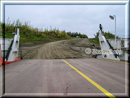 Fähre über den Mackenzie River nach Fort Simpson