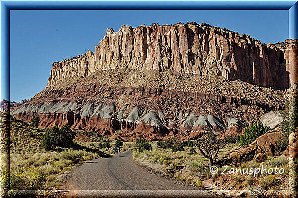 Capitol Reef, hohe Felswände sehen wir wieder entlang am Drive stehen