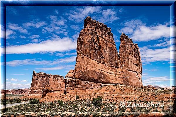 Arches Park, bei regem Betrieb an einem Sonntag Morgen entdecken wir hier den Courthouse Tower 